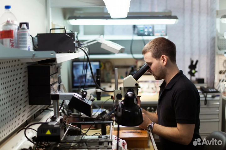 Мастер по ремонту мобильных телефонов