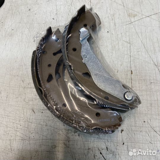 Тормозные колодки барабанные Toyota Avensis 1