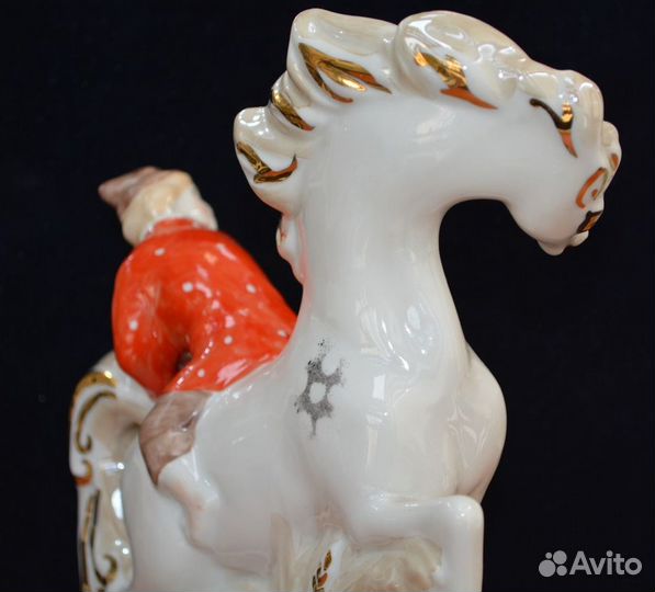 Фарфоровая статуэтка- конек горбунок. дулево