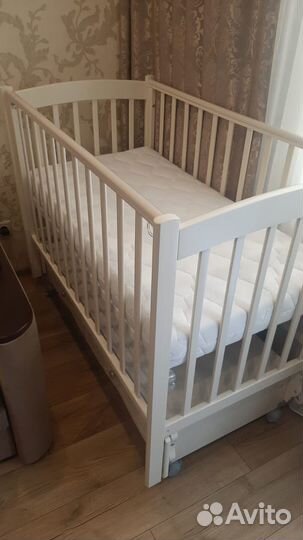 Детская кроватка с маятником и ящиком