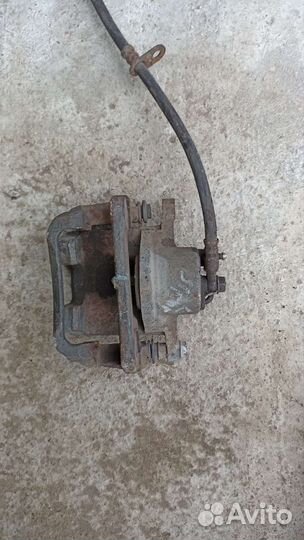 Toyota Yaris 1 левый передний суппорт