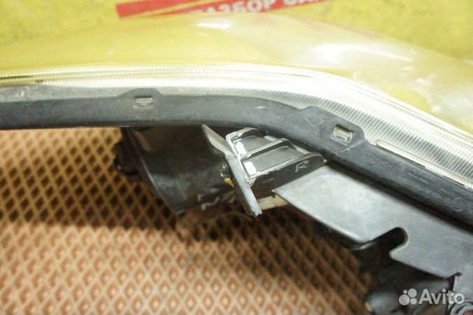 Фара Toyota Auris