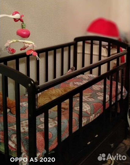 Детская кроватка с маятником