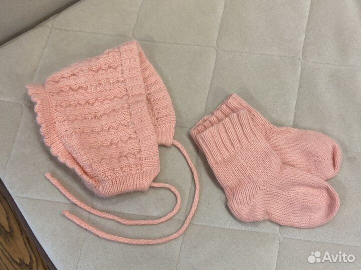 Пуховые шапочка и носочки на малыша