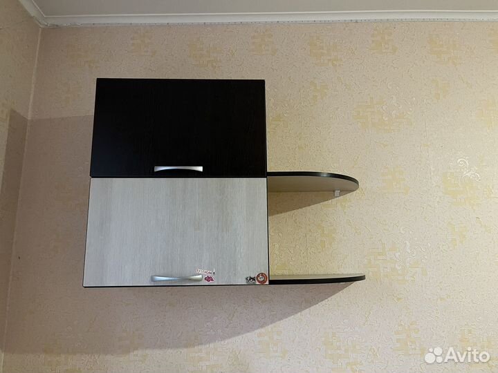 Письменный стол с ящиками и полками