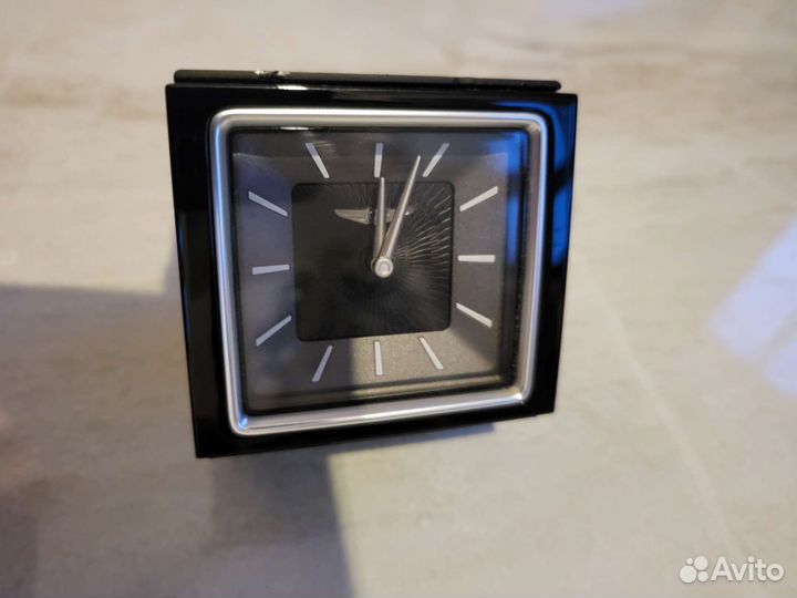 Часы декоративные в торпедо Genesis G80