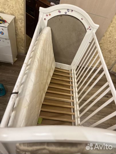 Детская кроватка с маятником и комодом
