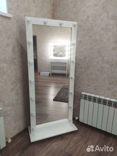 Гримерное зеркало на колесиках