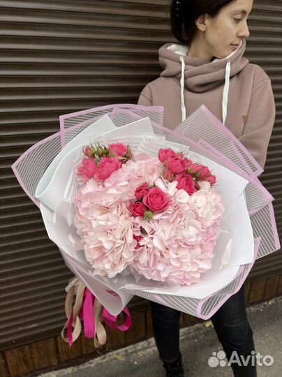 Букет с розовой гортензией