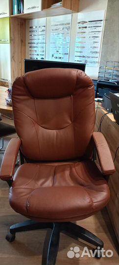 Офисное кожаное кресло