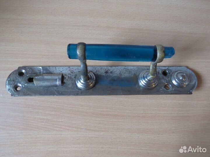 Большая дверная ручка с синим стеклом