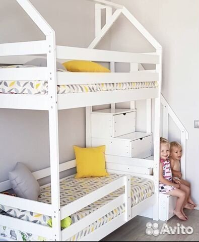 Детская двухъярусная кроватка с лестницей комодом