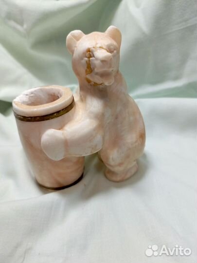 Медведь с бочонком. мраморный