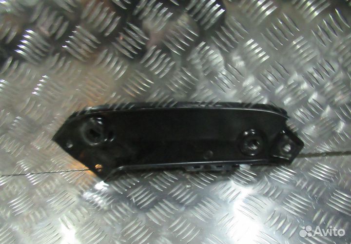 Кронштейн фары левый Volkswagen Jetta 6 oem 5c6805931
