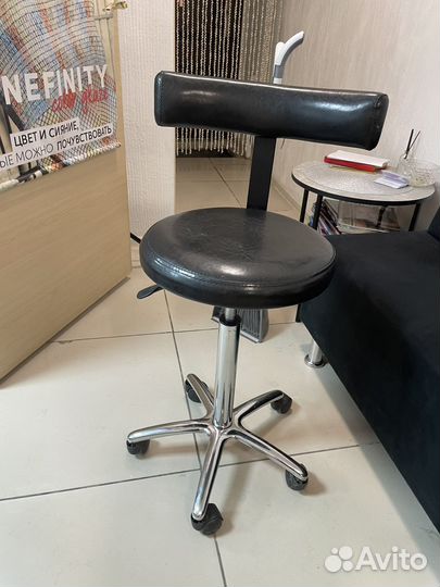 Стул для мастера маникюра на колесиках