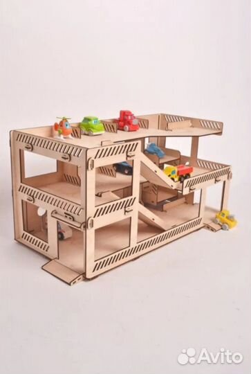 Парковка для машинок деревянный и кукольный домик