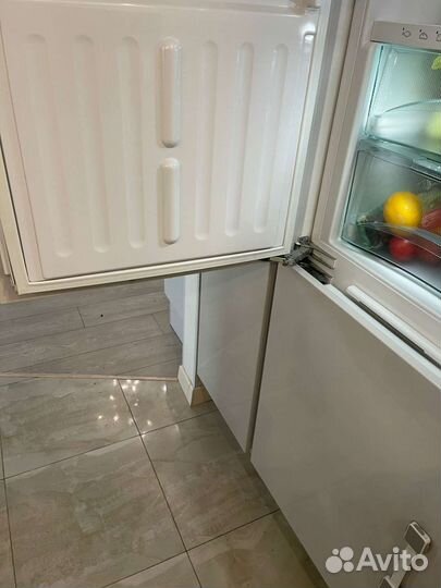 Замена петель встраиваемого холодильника