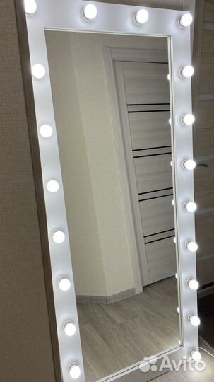 Гримерное зеркало с лампочками