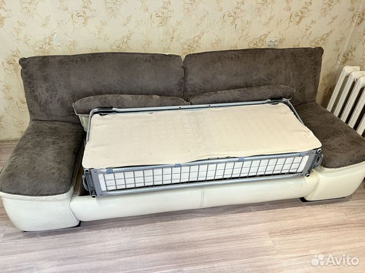 Кожаный диван