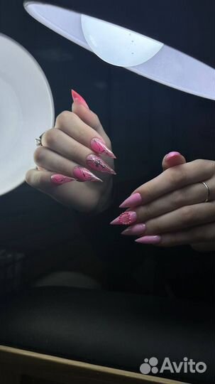 Модель на маникюр