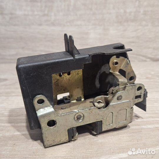 Замок двери задний правый Renault Symbol 1