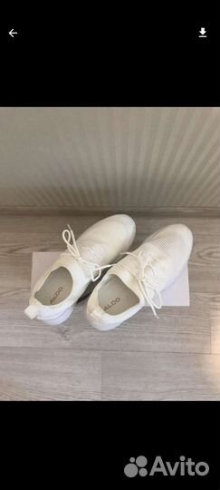 Кроссовки женские