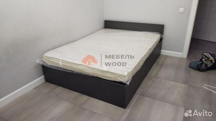 Кровать с матрасом в комплекте