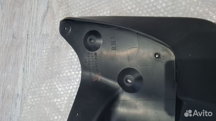 Брызговик передний правый Toyota LC200 7662160150