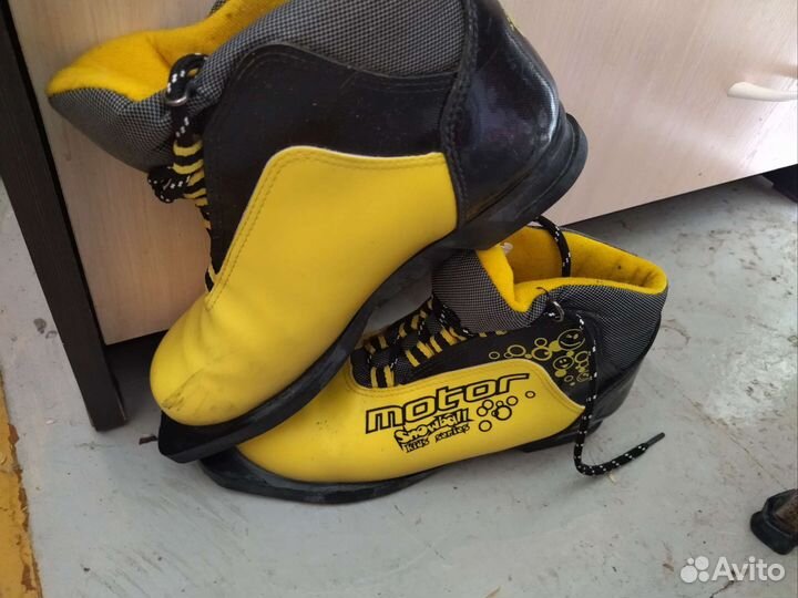 Лыжи и лыжные ботинки