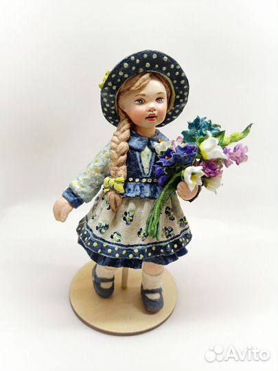 Ватная девочка с цветами