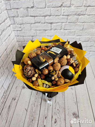 Букет из орехов и сухофруктов для мужчины