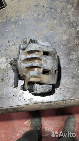 Суппорт на subaru Forester sg5