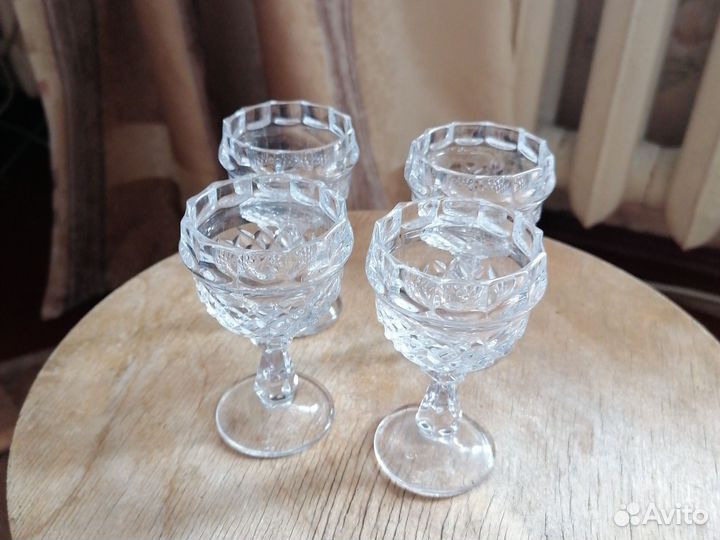 Хрустальные рюмки, стаканы, стопки