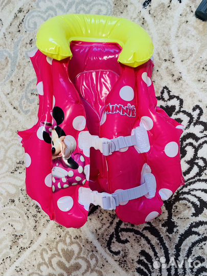 Купальники,шапочка,желет спасательный,нарукавники