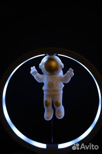 Умная колонка космонавт