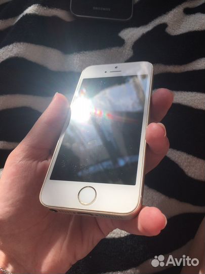 Телефон iPhone se 2016