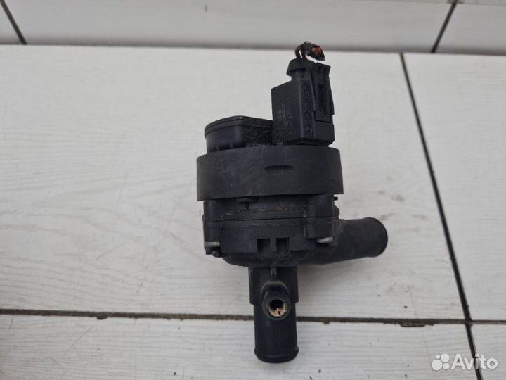 Помпа Mercedes E-Class C207 651.911 2010