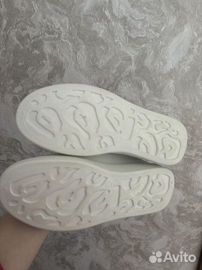 Кроссовки женские