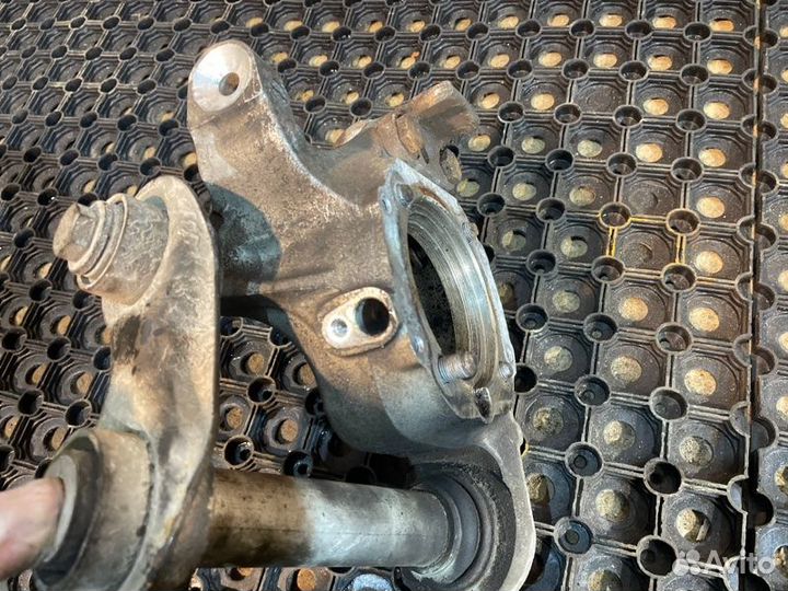 Кулак задний задний левый Bmw 5 E60 N52B30 AF 2005