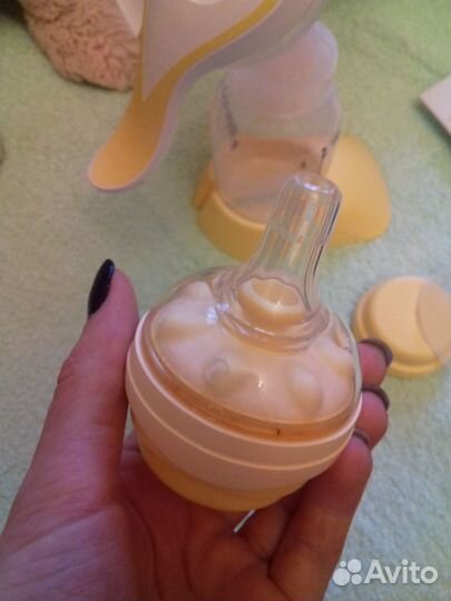 Молокоотсос Medela harmony 2-х фазный +накладки Av
