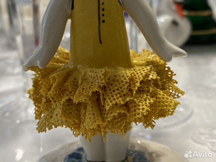 Статуэтка Италия «Девочка в желтом» кружево