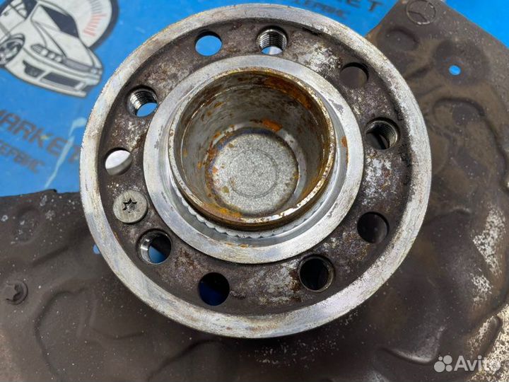 Ступица передняя правая Mercedes-Benz C-Class