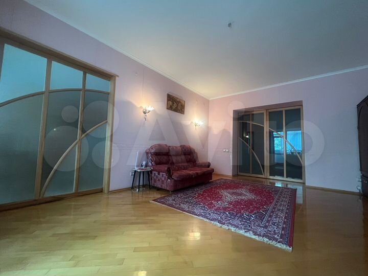 3-к. квартира, 135 м², 3/11 эт.