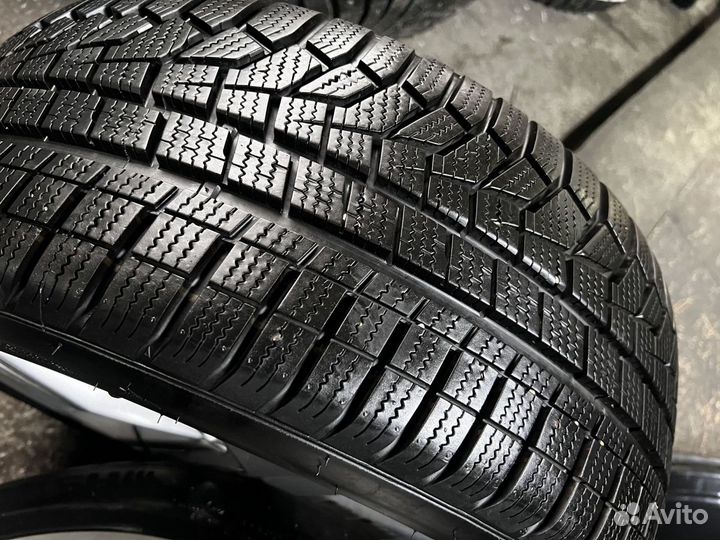 Hankook Ventus V12 Evo K110 215/45 R17
