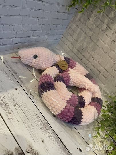 Вязаная милая змейка