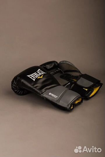 Боксерские перчатки Everlast