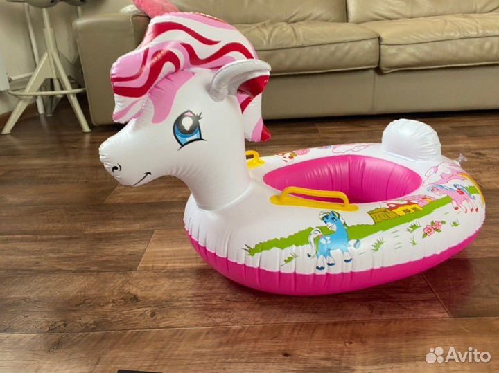 Купальник и круг для плавания