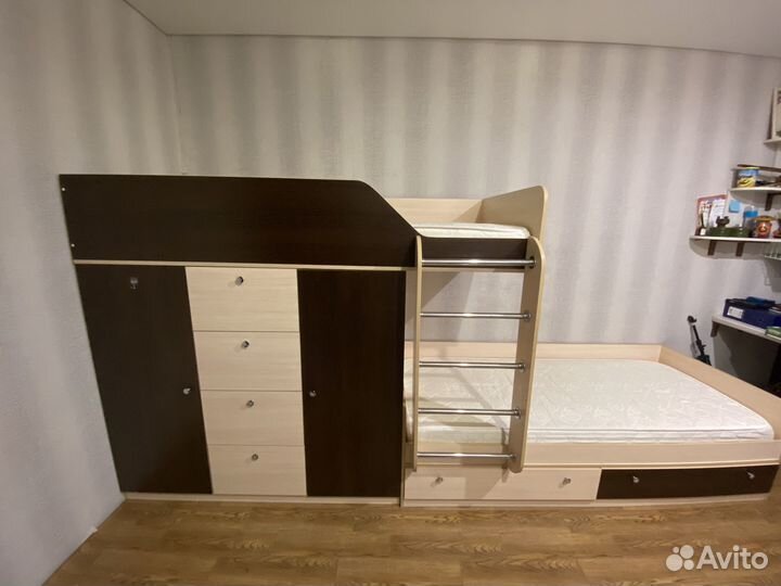Двухъярусная кровать с матрасами