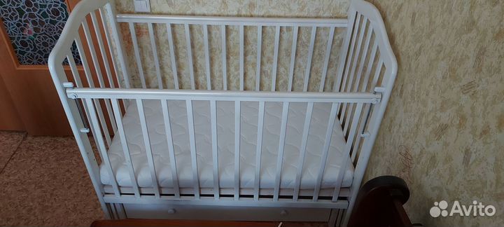 Детская кроватка Лаура с маятником и матрасом