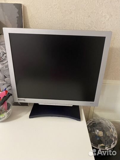 Монитор Benq и стационарный компьютер